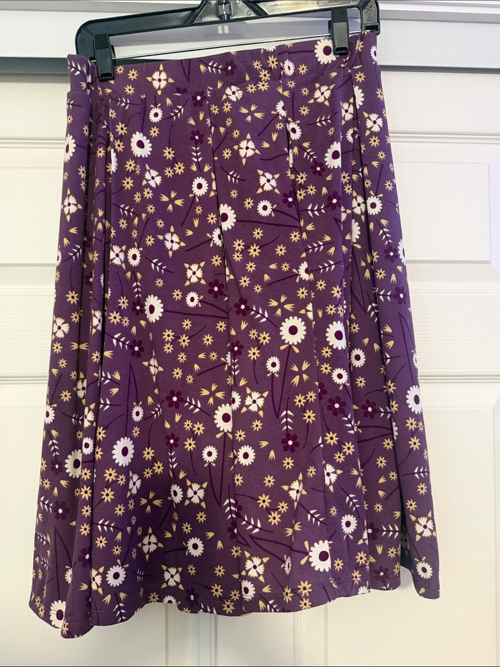 LuLaRoe pleated/flared midi skirt in a purple daisy floral pattern M